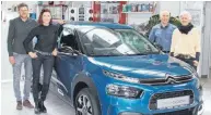  ??  ?? Ganz neu ist das Modell Citroen C4 Cactus: „Vereinbare­n Sie einfach eine Probefahrt“, laden (von links) Fabian, Stefanie, Walter und Ursula Prinz ein.