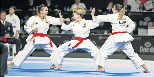  ??  ?? PLATA. Raquel Roy, Lidia Rodríguez y Marta García ejecutan uno de los movimiento­s de su kata durante la final de los Mundiales, frente a Japón, en el WiZink de Madrid.