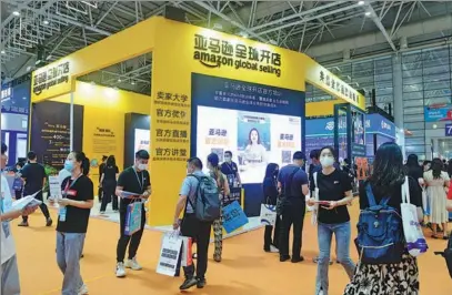  ?? PROVIDED TO CHINA DAILY ?? Visitors gather at the booth of Amazon Global Selling during a cross-border e-commerce expo held in Fuzhou, Fujian province, in June.