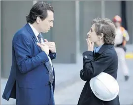  ?? Alfredo Estrella AFP/Getty Images ?? CARMEN ARISTEGUI , who may be Mexico’s most famous journalist, speaks to the CEO of state-owned oil giant Pemex, Emilio Lozoya, after an explosion in 2013.