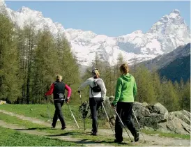  ??  ?? In montagna. Escursioni­sti nel Parco nazionale del Gran Paradiso