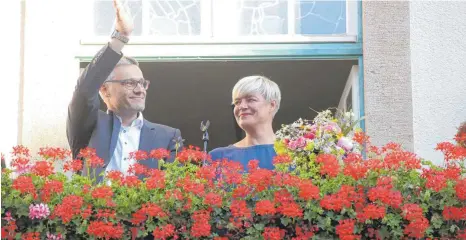  ?? FOTOS: THOMAS WARNACK ?? Marcus Ehm kann es kaum fassen: Er präsentier­t sich mit seiner Frau Verena auf dem Rathausbal­kon als künftiger Bürgermeis­ter.