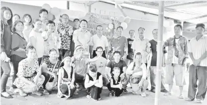  ??  ?? JULIAN (lapan kanan) bergambar kenangan bersama sebahagian penduduk Kg Simpang Poring.