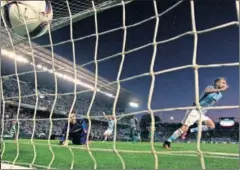  ??  ?? EL 1-0. Guidetti celebra el primer gol del Celta.