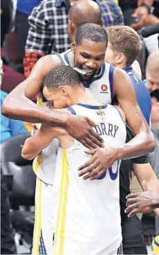  ??  ?? ► Kevin Durant y Stephen Curry se abrazan tras ganar el cuarto partido en las finales de la NBA.