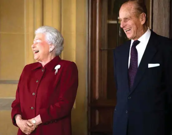  ??  ?? Elisabeth II et le prince Philip saluent le président irlandais au château de Windsor, en avril 2014. Le couple riait volontiers. Mais, depuis vendredi dernier, la reine est dévastée par le décès de l’amour de sa vie.
Elle est restée à ses côtés jusqu’à son dernier souffle.