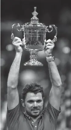  ?? AGENCE FRANCE PRESSE ?? Stan Wawrinka of Switzerlan­d raises the championsh­ip trophy after defeating Novak Djokovic of Serbia in their 2016 US Open Men's Singles final match at the USTA Billie Jean King National Tennis Center in New York.