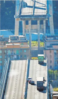  ?? FOTO: DPA ?? Ein Lkw steht am Mittwoch auf der am Vortag eingestürz­ten Autobahnbr­ücke Ponte Morandi in Genua.