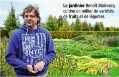  ??  ?? Le jardinier Benoît Blairvacq cultive un millier de variétés de fruits et de légumes.