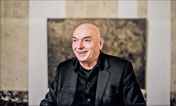  ?? XAVIER CERVERA ?? El arquitecto francés Jean Nouvel, fotografia­do ayer en Barcelona, poco antes de dictar una conferenci­a en la Fundación Enric Miralles