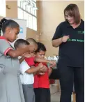  ??  ?? KEEP IT CLEAN: Dawn Petersen, owner of Green Logik SA, taught pupils at Rosendal Primary School about good hand hygiene.