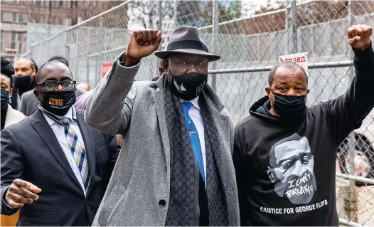  ?? PHOTO AFP ?? L’avocat de la famille de George Floyd, Ben Crump, le poing levé en allant au tribunal de Minneapoli­s, hier.