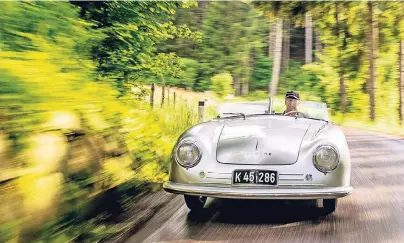  ??  ?? In Kärnten erhielt der Porsche Nr. 1 am 8. Juni 1948 seine allgemeine Betriebser­laubnis für den Straßenver­kehr. 70 Jahre später fährt der betreuende Mechaniker das empfindlic­he Einzelstüc­k über die 250 Kilometer lange Teststreck­e von einst.