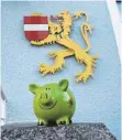  ?? FOTO: JENNIFER KUHLMANN ?? Damit das Sparschwei­n, das sich ein Plätzchen vor dem Rathaus in Hohentenge­n gesucht hat, weiter freundlich schaut, werden im Gemeindera­t Einsparung­en und Steuererhö­hungen beschlosse­n.