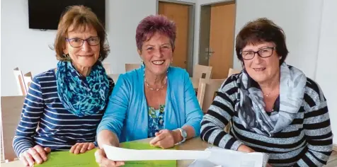  ?? Foto: Steffi Brand ?? Engagement, offene Augen und der Spaß am Lernen zeichnen Renate Bach, Kriemhilde Lechner und Margot Havel (von links nach rechts) aus. Alle drei sind zertifizie­rte Se niorTraine­rinnen.