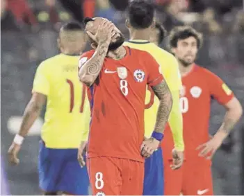  ??  ?? ► Vidal se lamenta después de que Sandro Ricci le mostró la amarilla.