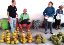  ??  ?? Malang (si ing) is strict with the price of his durian.