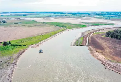  ??  ?? Las aguas del Salado tienen poco oxígeno y muchos agrotóxico­s.