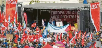  ?? Foto: dpa ?? So wie früher bei den Mai-Demos wird es 2020 nicht sein. Dennoch sind die Gewerkscha­ften in der Krise gefragt.