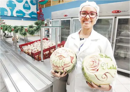  ?? LUIZ ACKERMANN ?? Nutricioni­sta Flavia Costa mostra melancias decoradas na unidade de Bangu. Por R$ 2, clientes terão um cardápio com produtos natalinos