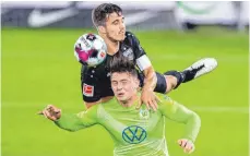  ?? FOTO: INDERLIED/IMAGO IMAGES ?? Beim Duell der zweikampfs­tärksten Bundesliga­teams VfB Stuttgart und VfL Wolfsburg ist wieder mit intensiven Duellen zu rechnen.
