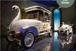  ??  ?? Schwanen-Familie: das Swan Car und die elektrisch­e Miniatur