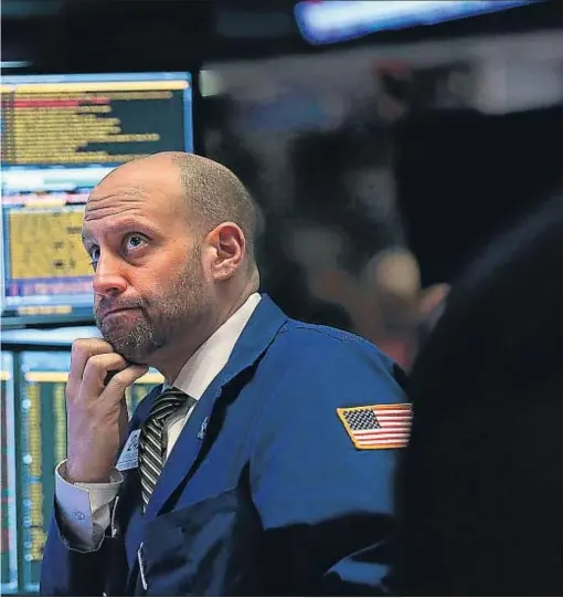  ?? SPENCER PLATT / AFP ?? ¿La gran
corrección? Wall Street acumula un descenso del 10% desde diciembre. En el caso del Ibex español, el descenso acumulado es del 13% en ese periodo