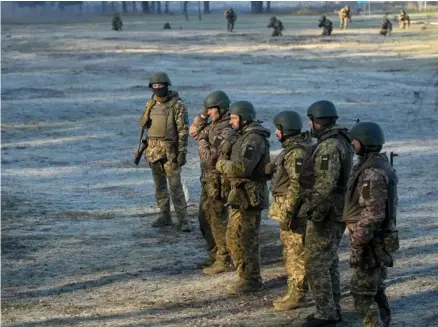  ?? ?? AFP Aumentan los reportes de que las tropas ucranianas racionan o incluso se quedan sin municiones en el frente, según lo admitió nuevo comandante de las fuerzas armadas de esa nación.