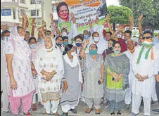  ?? SANT ARORA/HT ?? Members of the Congress party protesting against the Haryana government at the DC office in Panchkula on Thursday.