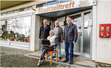  ?? Foto: Rudi Penk ?? Das Laptop-team (von links): Helmut Petersen, Ute und Kurt Neumeister sowie Manfred Hoffmann.