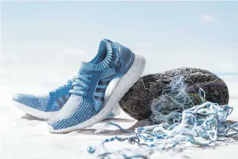  ?? FOTO: FRANK PFEIFFER ?? Adidas Ultra Boost: Das Material für die Sneaker kommt mehrheitli­ch aus wiederverw­erteten PET-Flaschen, die an den Stränden der Malediven aufgesamme­lt werden.