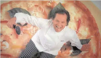  ?? // DISNEY+ ?? Wolfgang Puck, fotografia­do sobre una pizza gigante