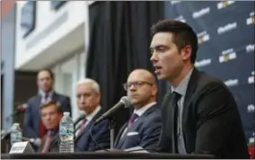  ?? KAMIL KRZACZYNSK­I - THE ASSOCIATED PRESS ?? Chicago Blackhawks new head coach Jeremy Colliton speaks during an NHL hockey press conference Tuesday, Nov. 6, 2018, in Chicago. Colliton replaces Joel Quennevill­e who was fired on Tuesday.