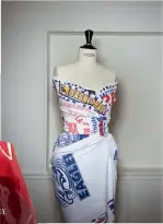  ??  ?? Arriba, vestido de costura de la colección primavera-verano 2019 de Marine Serre. A la izquierda, bolso de PVC (291 €).