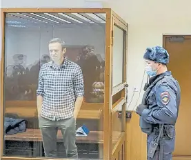  ?? EFE ?? Jaula. Alexei Navalny, en un tribunal en Moscú en febrero de 2021.