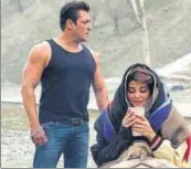  ?? HT PHOTO ?? Actors Salman Khan and Jacqueline Fernandez during the shooting of the film Race 3 in Kashmir.