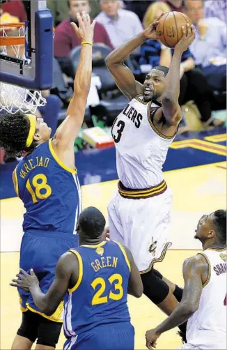  ?? Larry W. Smith European Pressphoto Agency ?? CLEVELAND’S TRISTAN THOMPSON goes to the basket against Anderson Varejao during Game 3, when Thompson contribute­d 14 points and a game-high 13 rebounds against the Warriors.