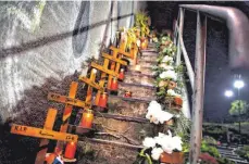  ?? FOTO: DPA ?? Kreuze an der Gedenkstät­te für die Opfer der Loveparade: Nach mehr als einem Jahr könnte der Prozess eingestell­t werden.