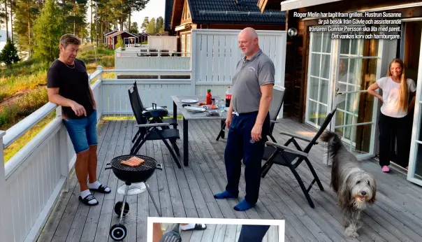  ??  ?? Roger Melin har tagit fram grillen. Hustrun Susanne är på besök från Gävle och assisteran­de tränaren Gunnar Persson ska äta med paret. Det vankas korv och hamburgare.