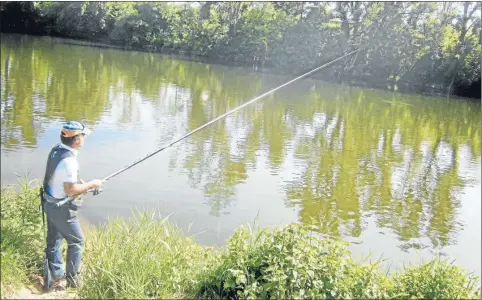  ??  ?? Eric Allamargot, pêcheur montalbana­is membre de l’équipe de France, participer­a au championna­t du monde de pêche sportive à la truite à Arreau, dans le berceau de la pêche au toc.