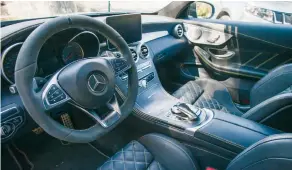  ??  ?? El interior de este modelo está a la par del modelo más lujoso de Mercedes-Benz.