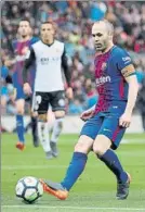  ?? FOTO: PEP MORATA ?? Iniesta, ante el Valencia