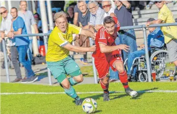  ?? FOTO: ALHO ?? Unentschie­den trennen sich der VfL Brochenzel­l (rechts) und der SV Eglofs in der Fußball-Bezirkslig­a.