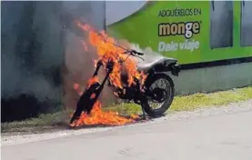  ?? FOTOS DE ALFONSO QUESADA. ?? La moto quedó completame­nte destruida por el fuego.