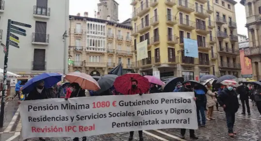  ??  ?? Pensionist­as se manifiesta­n en Pamplona.