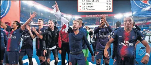  ??  ?? Los jugadores del PSG, encabezado­s por Neymar y Mbappé, celebran una victoria junto a su afición en el Parque de los Príncipes.