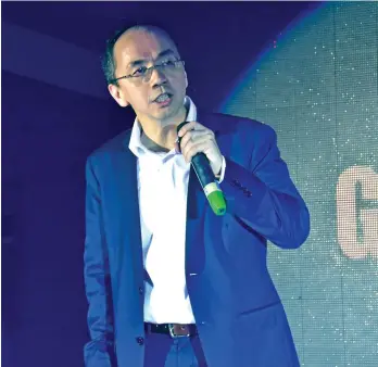  ?? MACKY LIM ?? NEW PRODUCTS. Gonzalo G. Ordoñez, First Metro Securities Brokerage (FMSB) president, led the introducti­on of the company’s latest products to Dabawenyos on Wednesday night at Club Echelon, Gmall The Peak.