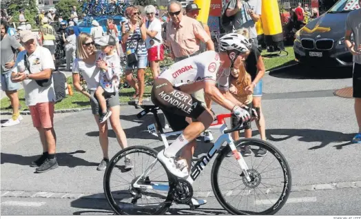  ?? YOAN VALAT / EFE ?? Bob Jungels pedalea en solitario en la subida a la estación alpina de Chatel camino de la línea de meta.