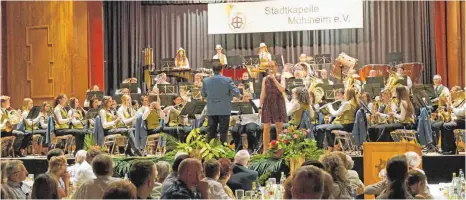  ?? FOTO: WILFRID WAIBEL ?? Einer der Höhepunkte des Konzerts der Stadtkapel­le Mühlheim war der Auftritt von Eva-Maria Wettki als Sängerin. Das diesjährig­e Frühjahrsk­onzert stand mit seiner Musik dieses Mal im Zeichen Lateinamer­ikas.