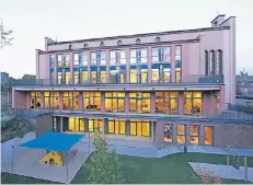  ?? FOTO: MAX HAMPEL ?? Durch eine Fensterfro­nt an der Düsseldorf­er Pfarrkirch­e Christus-König wurde die neue Nutzung als Familien-Zentrum augenschei­nlich.